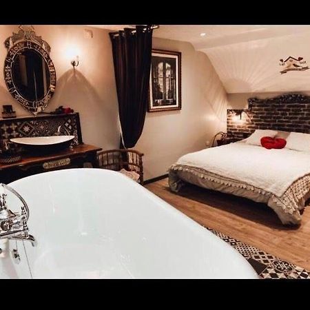 Appartement romantique parisien, baignoire rétro au pied du lit Boulogne-sur-Mer Extérieur photo
