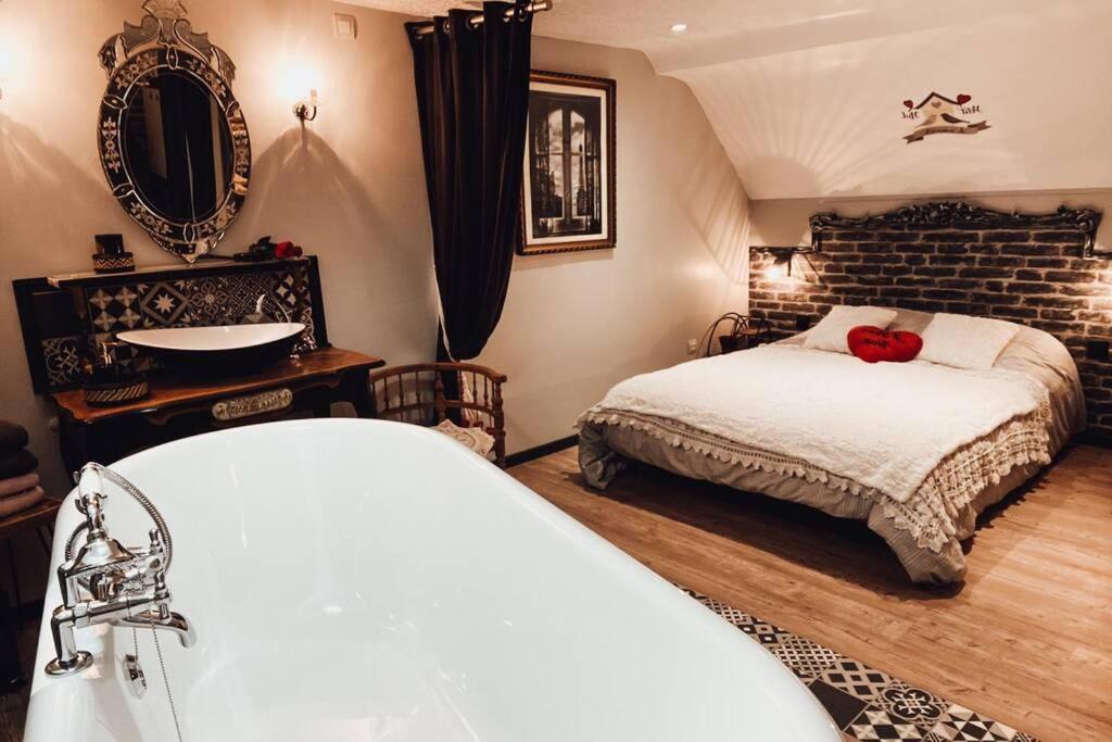 Appartement romantique parisien, baignoire rétro au pied du lit Boulogne-sur-Mer Extérieur photo