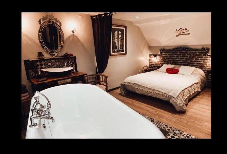 Appartement romantique parisien, baignoire rétro au pied du lit Boulogne-sur-Mer Extérieur photo